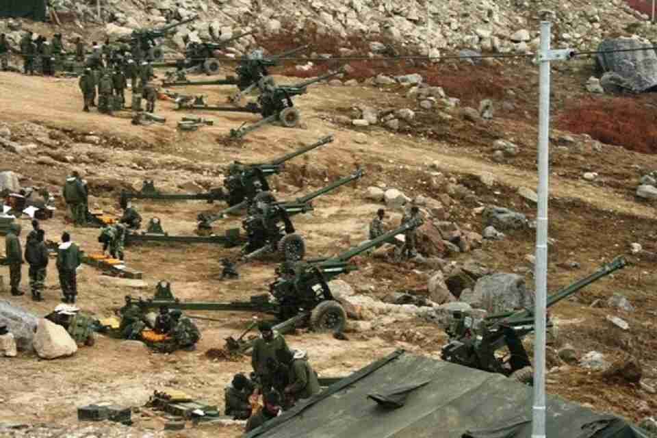 Indian Bofor Artillery Guns in action during the Kargil War with Pakistan